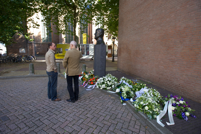 878130 Afbeelding van de bloemen die gelegd zijn bij het borstbeeld van oud-judoka Anton Geesink op het Jacobskerkhof ...